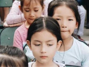 Làm mẹ - Cô bé mẫu giáo nổi bật trong bức ảnh tập thế, ai nhìn cũng xuýt xoa vì khí chất
