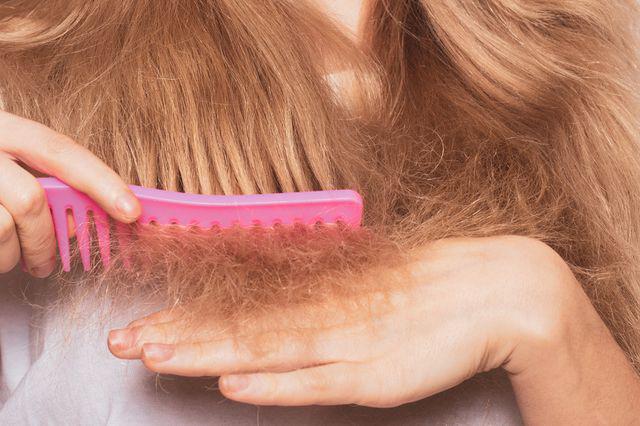 Đi ngủ với mái tóc ẩm, bạn sẽ phải chịu 8 hậu quả chẳng một ai mong muốn này - 4