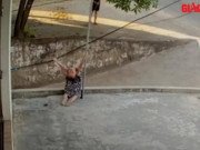 Clip Eva - Lạnh gáy cảnh bé gái bị điện giật khi đang chơi trước cửa nhà