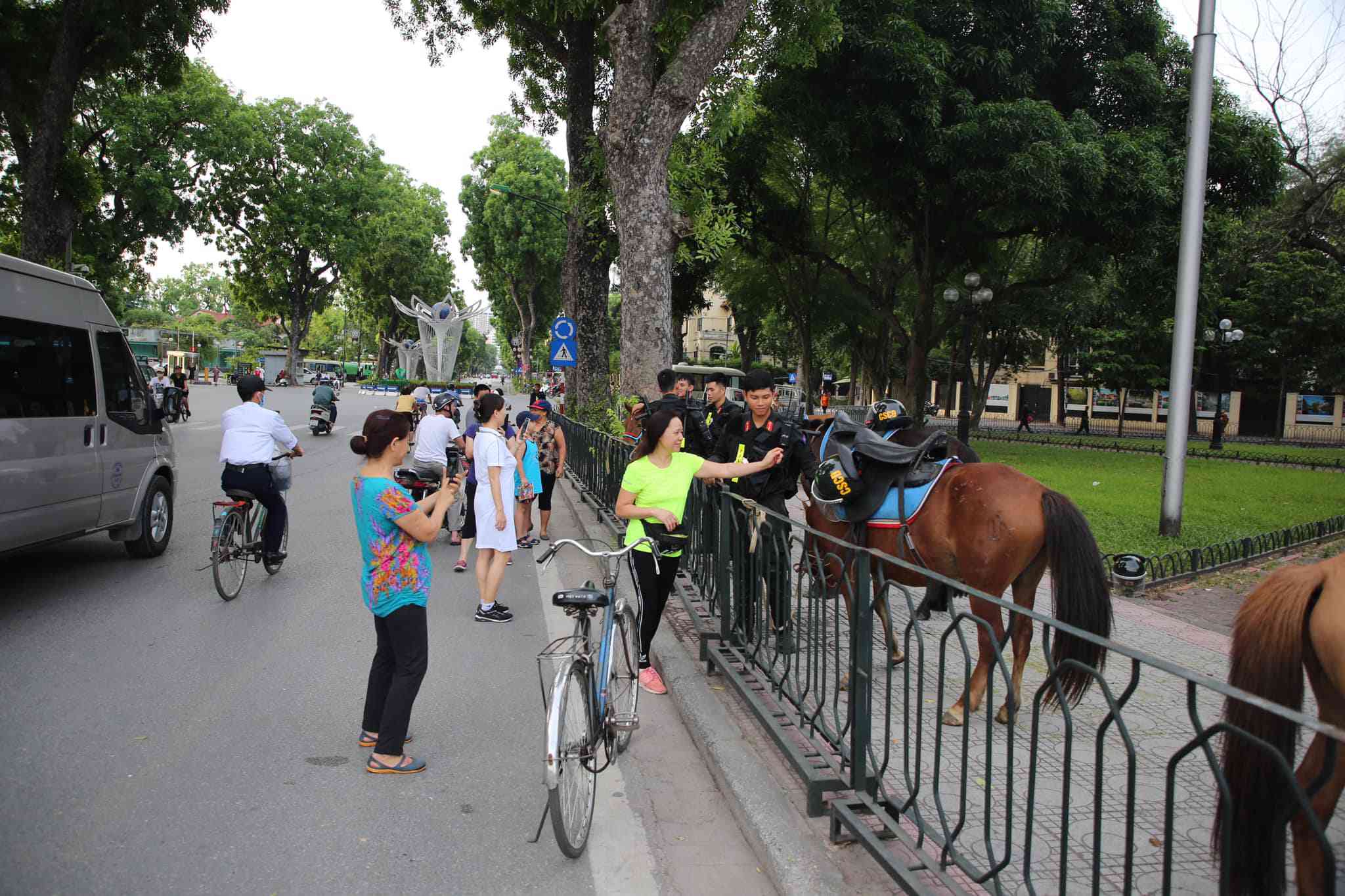 Người dân thích thú sờ đầu tuấn mã, xem kỵ binh diễu hành trước tòa nhà Quốc hội - 9