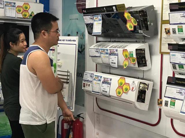Siêu thị mang điều hòa giảm giá ra vỉa hè dụ khách, kỹ sư chỉ cách chọn mua dùng bền