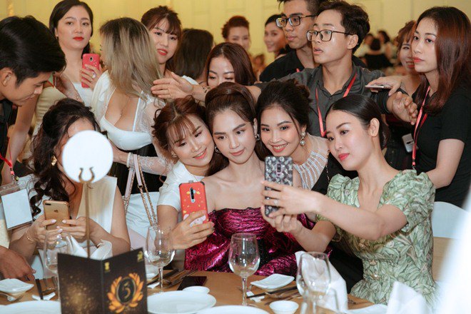 Vân Trang amp;#34;đẹp mòn con mắtamp;#34; bên Ngọc Trinh, tiết lộ thiệt hại lên đến trăm triệu vì mùa dịch - 12