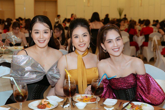 Vân Trang amp;#34;đẹp mòn con mắtamp;#34; bên Ngọc Trinh, tiết lộ thiệt hại lên đến trăm triệu vì mùa dịch - 4