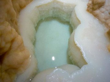 Hồ nước màu xanh bí ẩn lộ diện trong hang động sâu 200 mét dưới lòng đất