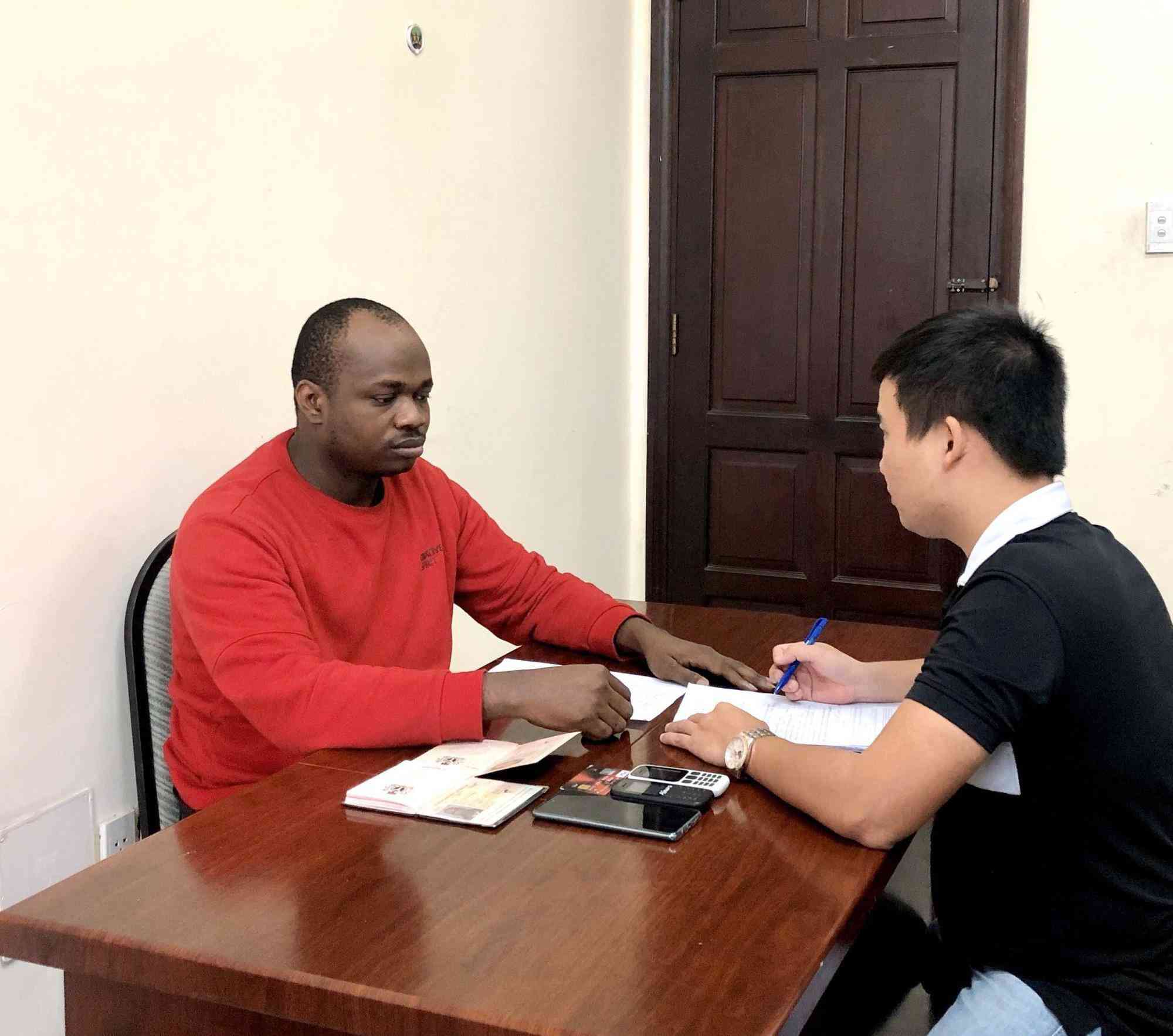 Đường dây lừa đảo 120 tỷ đồng: Chuyển 3,9 tỷ cho trai tây dù chỉ quen qua mạng - 1