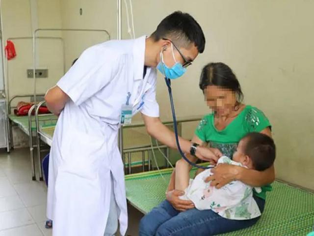 Bố mẹ bỏ quên con trên ô tô giữa trời nắng nóng 40 độ, bé trai 19 tháng suýt chết