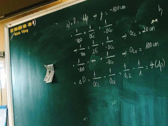 Học sinh lười xung phong làm bài, thầy giáo nghĩ ra chiêu độc để dụ trò lên bảng