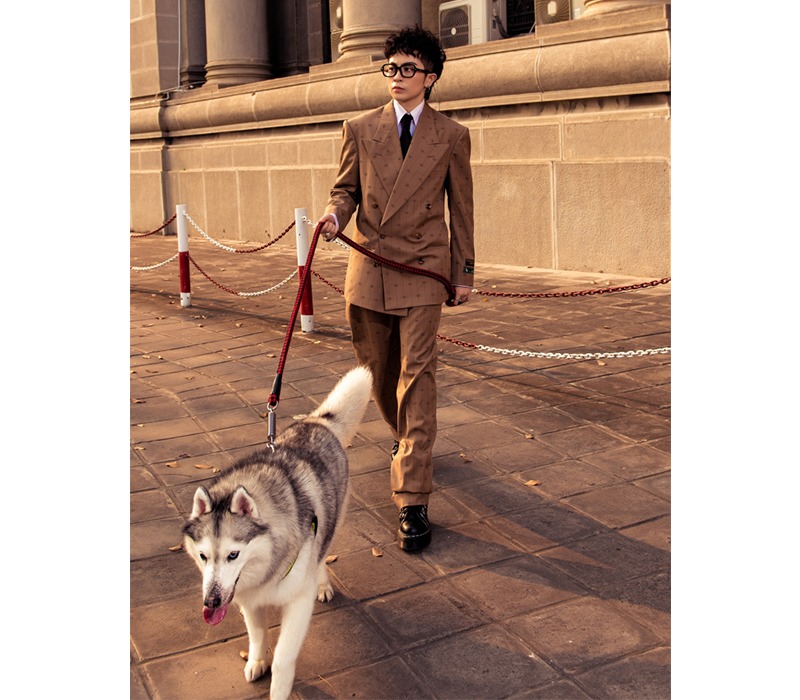 Để làm toát lên phong thái tổng tài vừa lịch lãm vừa đầy cá tính trong bộ hình street style, Gil Lê chịn khoác lên mình những bộ suit dáng rộng. 
