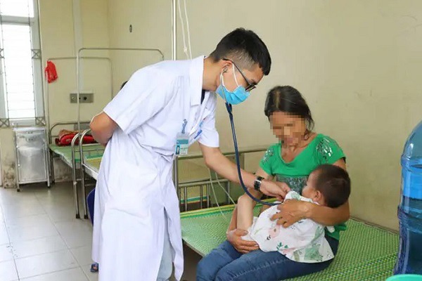 Bố mẹ bỏ quên con trên ô tô giữa trời nắng nóng 40 độ, bé trai 19 tháng suýt chết - 1