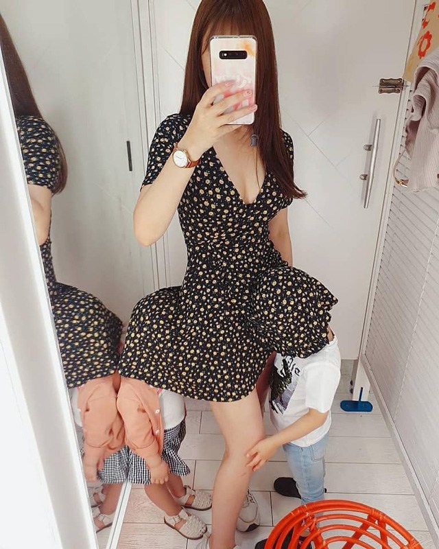 Đưa hai con nhỏ đi mua đồ, bà mẹ gây tranh cãi gay gắt vì một hành động nhạy cảm - 1