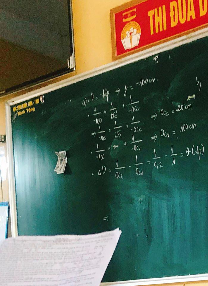 Học sinh lười xung phong làm bài, thầy giáo nghĩ ra chiêu amp;#34;độcamp;#34; để dụ trò lên bảng - 1