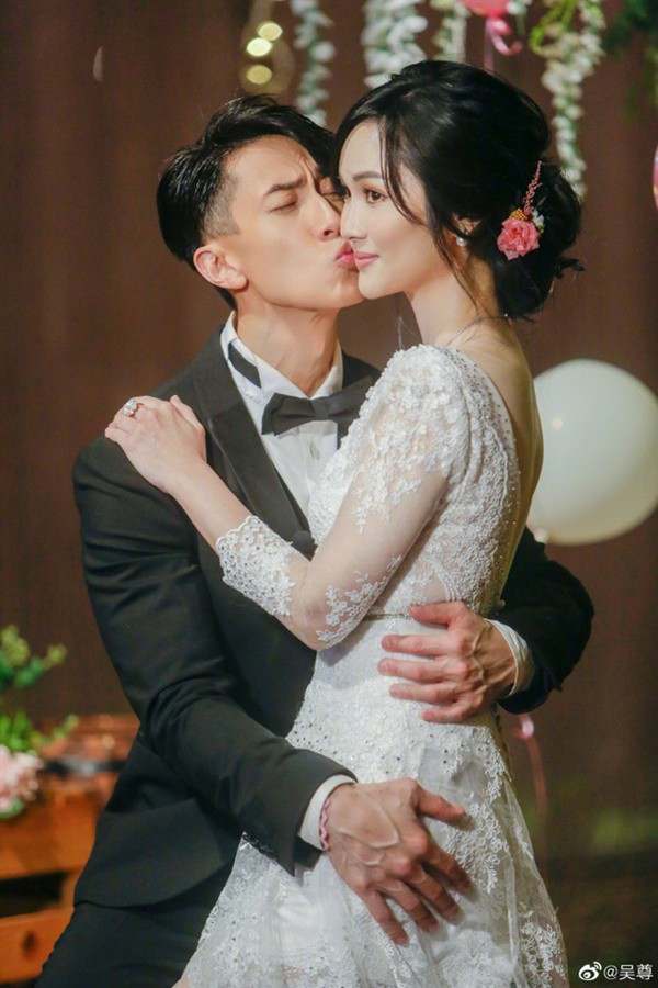 Hôn lễ ấn tượng nhất showbiz: Chú rể giấu vợ 16 năm, ngày cưới có 2 khách mời thú vị - 2