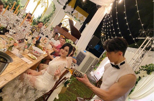 Hôn lễ ấn tượng nhất showbiz: Chú rể giấu vợ 16 năm, ngày cưới có 2 khách mời thú vị - 8