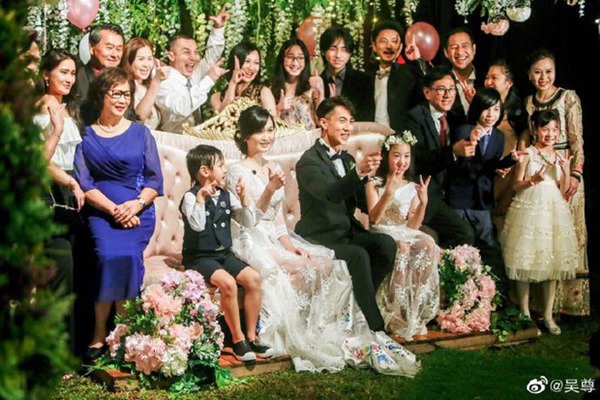 Hôn lễ ấn tượng nhất showbiz: Chú rể giấu vợ 16 năm, ngày cưới có 2 khách mời thú vị - 5
