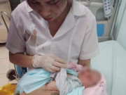 Tin tức - Hà Nội: Bé sơ sinh bị bỏ dưới hố ga 3 ngày giữa nắng 40 độ, dòi bu đầy mặt