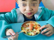 Làm mẹ - Con chán cơm nhà nhưng luôn ăn 2 bát ở trường, cô giáo gửi ảnh suất ăn, mẹ phục lăn