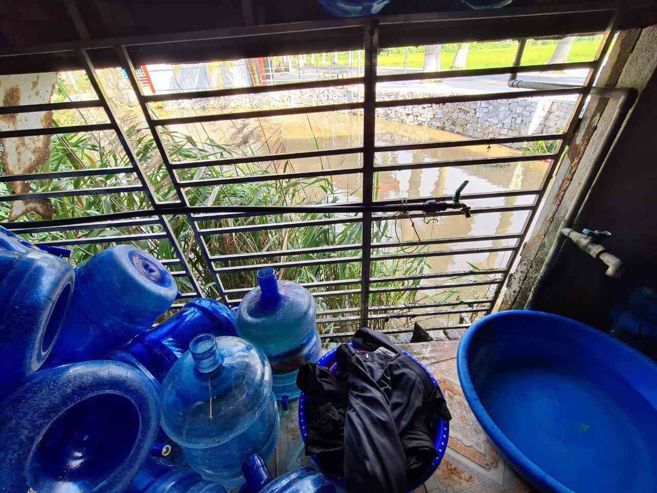 Rùng mình nước tinh khiết lấy từ mương nước thải sinh hoạt, bán cho trường học mỗi ngày - 6