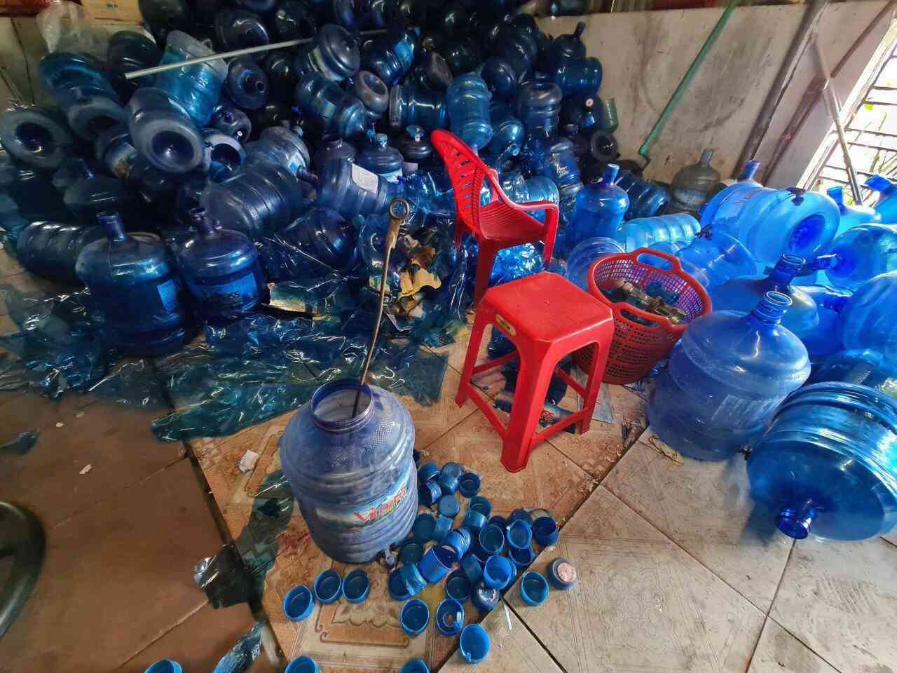 Rùng mình nước tinh khiết lấy từ mương nước thải sinh hoạt, bán cho trường học mỗi ngày - 5