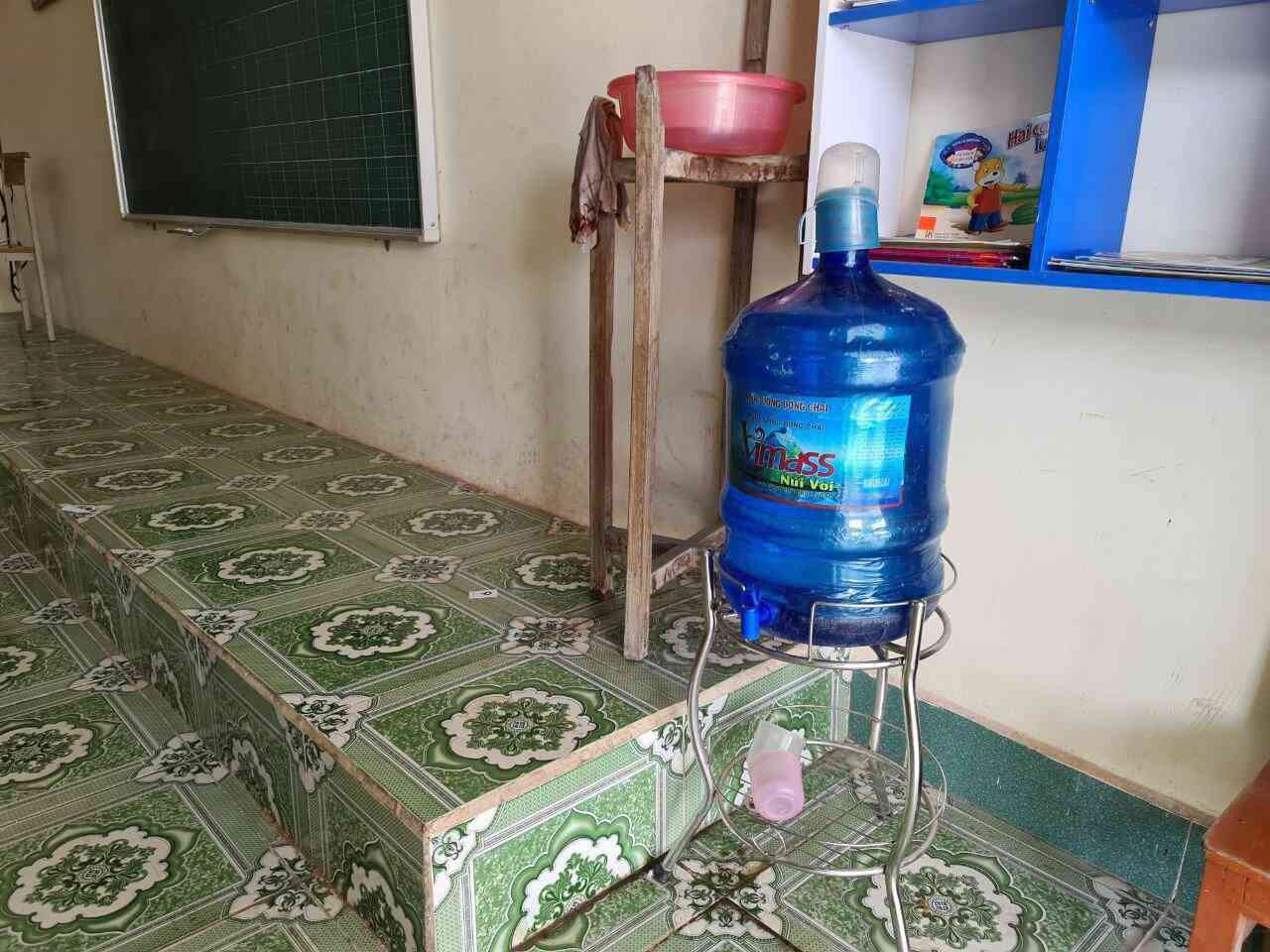 Rùng mình nước tinh khiết lấy từ mương nước thải sinh hoạt, bán cho trường học mỗi ngày - 8