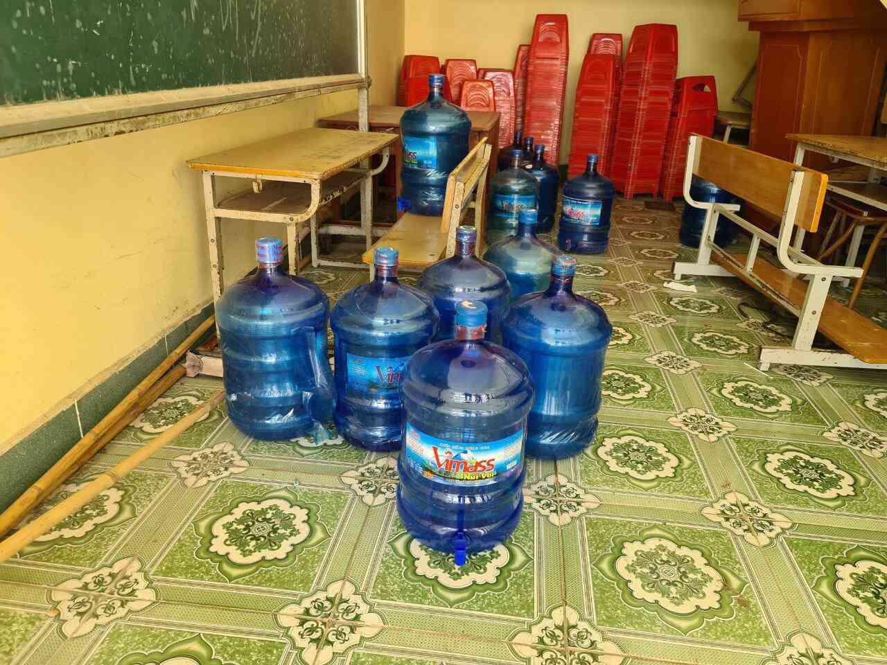 Rùng mình nước tinh khiết lấy từ mương nước thải sinh hoạt, bán cho trường học mỗi ngày - 9