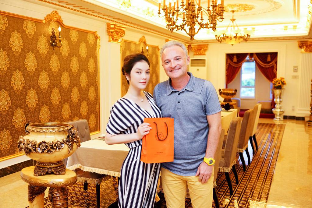 Biệt thự dát vàng của nữ đại gia khiến Khắc Tiệp phải thốt lên amp;#34;đi cả ngày không hếtamp;#34; - 6