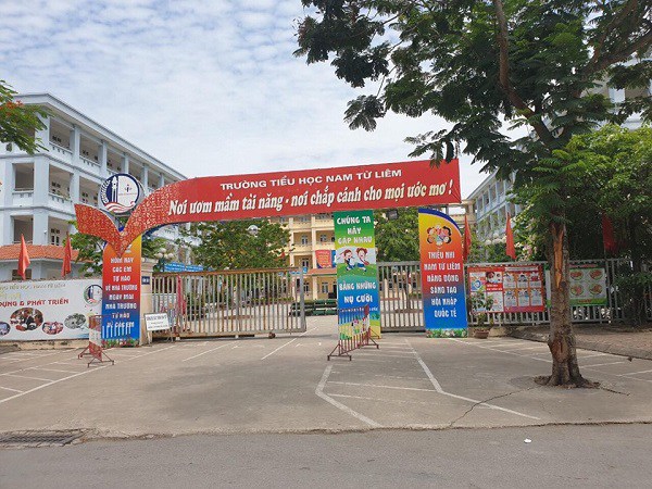 Học sinh lớp 4 ở Hà Nội bị bỏ quên trên xe đưa đón, tỉnh dậy đập cửa kêu cứu - 1