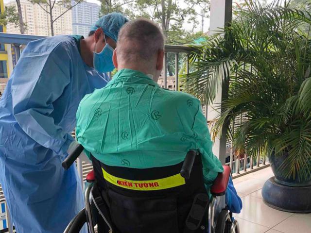 CLIP: Phi công người Anh tỉnh táo hoàn toàn, ngồi xe lăn phơi nắng