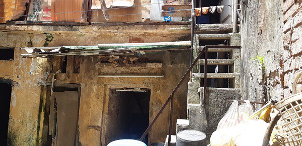 Cặp vợ chồng sống trên nóc nhà vệ sinh phố cổ đợt nắng nóng: “Hai tuần tôi chưa mặc áo” - 1