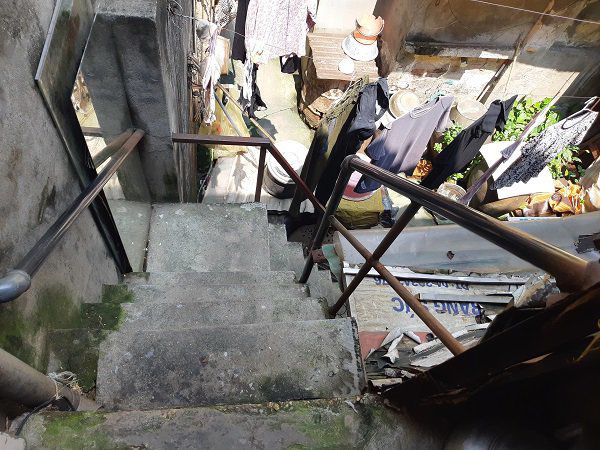 Cặp vợ chồng sống trên nóc nhà vệ sinh phố cổ đợt nắng nóng: “Hai tuần tôi chưa mặc áo” - 6