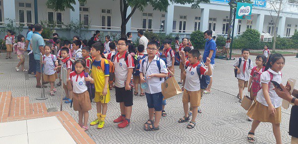 Bé lớp 4 bị quên trên xe đưa đón ở Hà Nội: Quyết định đầy bất ngờ của người mẹ - 1