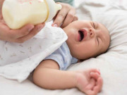 Làm mẹ - Phải làm gì khi trẻ sơ sinh bị ọc sữa và thở khò khè?