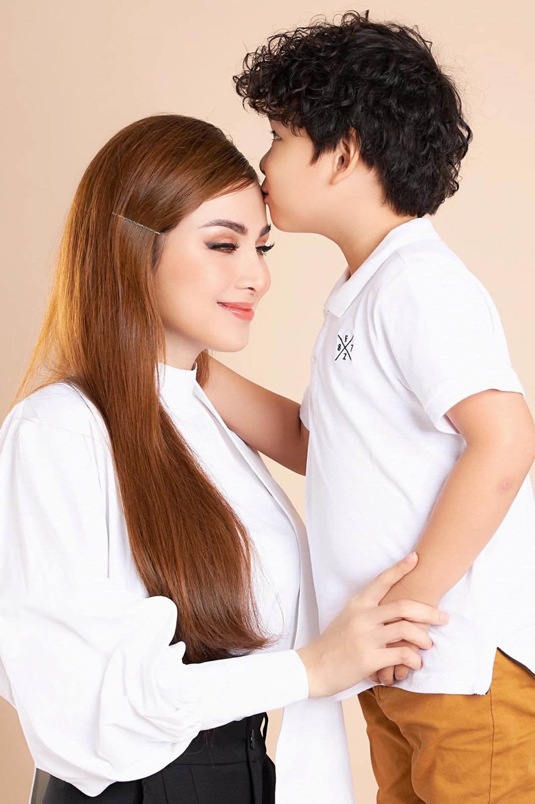 Sau nghi vấn ly hôn lần 2, HH Diễm Hương khoe hành động của con trai làm cô amp;#34;ngất lịmamp;#34; - 2
