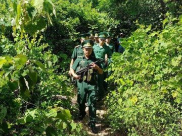 Tìm thấy dấu viết phạm nhân trốn trại đặc biệt nguy hiểm Triệu Quân Sự để lại trong rừng