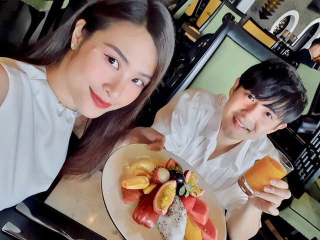 Kể chuyện chồng áp tai nghe con đạp, Đông Nhi được cho là vô tình để lộ giới tính con - 4