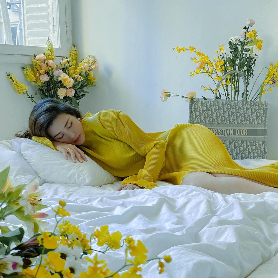 Kể chuyện chồng áp tai nghe con đạp, Đông Nhi được cho là vô tình để lộ giới tính con - 1