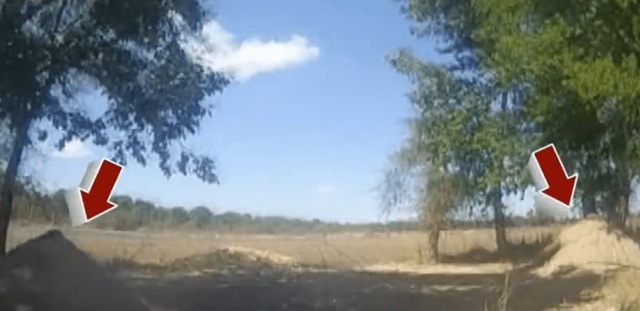 hai ngoi mo ky la dot nhien xuat hien tren canh dong, nguoi dan ngo ngang khi dao len - 1