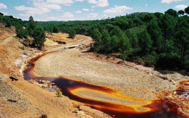 amp;#34;Hồ tử thầnamp;#34;: Đẹp như tiên cảnh nhưng có thể giết một người chỉ trong 5 phút lại gần - 3