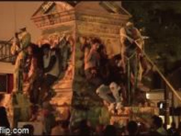 Thót tim khoảnh khắc tượng đổ sập xuống đầu người biểu tình tại Mỹ