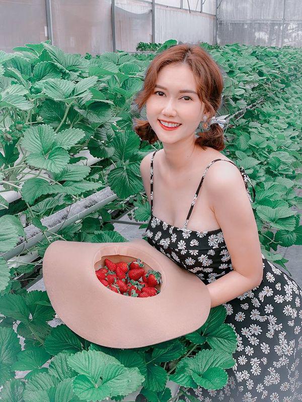 Du lịch chung, dàn mỹ nhân làng Yên - Cô gái nhà người ta thi nhau đọ dáng gợi cảm - 3