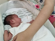 Bà bầu - Đưa vợ đi cấp cứu vì đau bụng, anh chồng sững sờ khi bác sĩ báo vợ... sắp đẻ