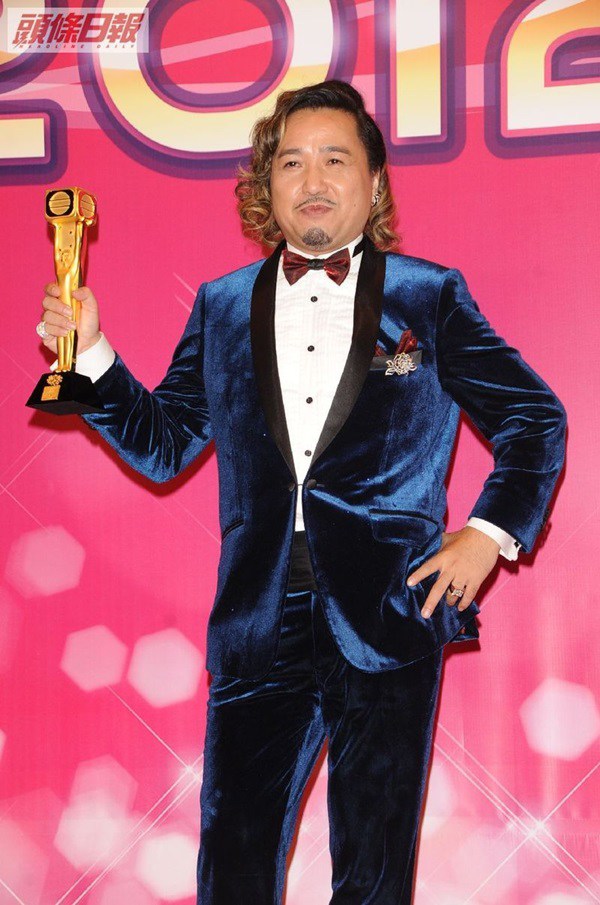 Nam phụ nổi nhất Hong Kong đi bán hàng, tủi nhục vì bị quản lý mắng, đồng nghiệp xem thường - 5