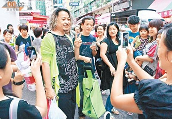 Nam phụ nổi nhất Hong Kong đi bán hàng, tủi nhục vì bị quản lý mắng, đồng nghiệp xem thường - 6