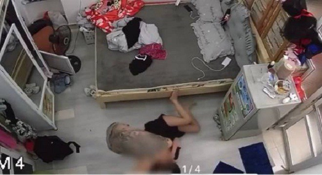 Xôn xao clip gã đàn ông xăm trổ đánh đập, hành hạ dã man bạn gái cũ suốt 2 tiếng - 1