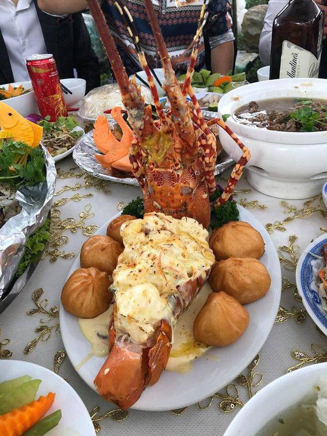 Lâu đài 7 tầng diễn ra đám cưới gây amp;#34;sốtamp;#34; cộng đồng mạng, cô dâu đeo vàng trĩu cổ - 1