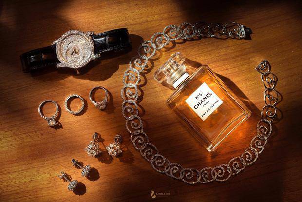 Lâu đài 7 tầng diễn ra đám cưới gây amp;#34;sốtamp;#34; cộng đồng mạng, cô dâu đeo vàng trĩu cổ - 2