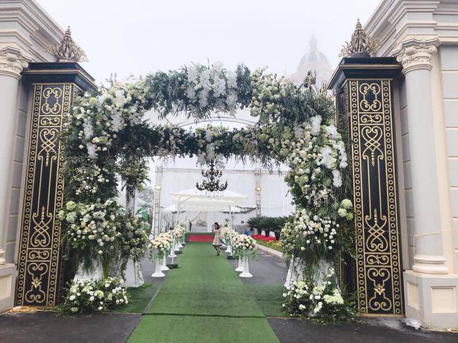 Lâu đài 7 tầng diễn ra đám cưới gây amp;#34;sốtamp;#34; cộng đồng mạng, cô dâu đeo vàng trĩu cổ - 6