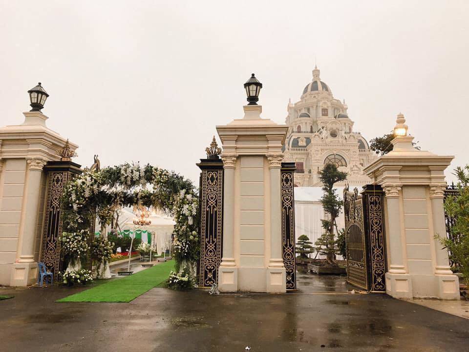 Lâu đài 7 tầng diễn ra đám cưới gây amp;#34;sốtamp;#34; cộng đồng mạng, cô dâu đeo vàng trĩu cổ - 5