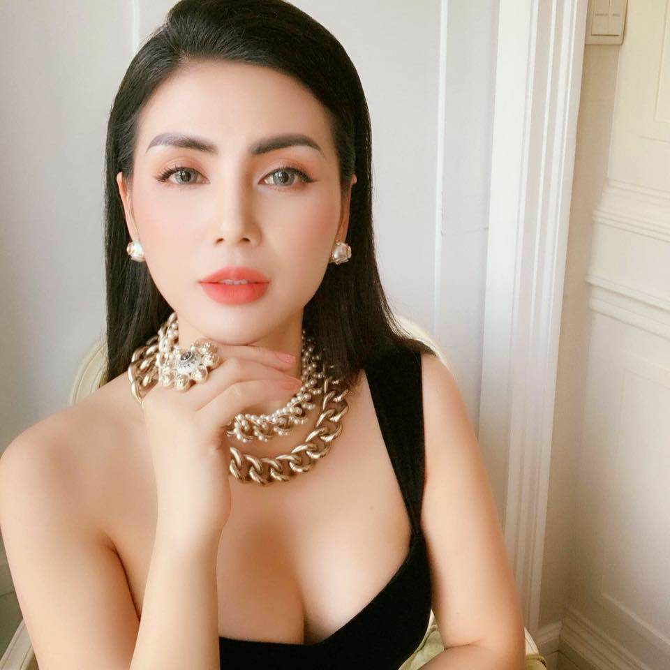 Đời thực gợi cảm của nữ đại gia trong phim Những Ngày Không Quên - 4