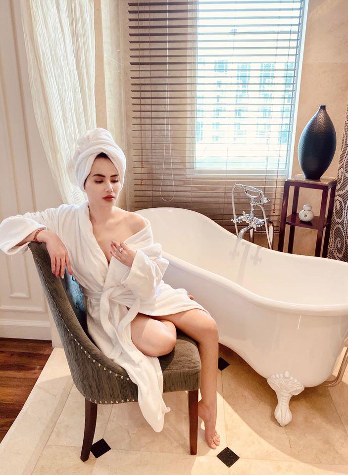 Đời thực gợi cảm của nữ đại gia trong phim Những Ngày Không Quên - 10