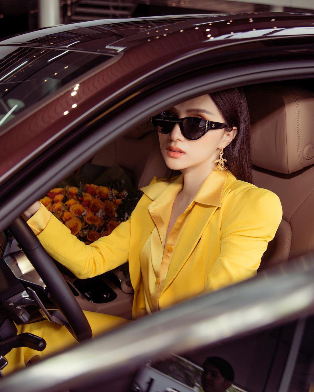 Bên dưới phần bình luận, người hâm mộ xuýt xoa vì độ giàu có của nữ ca sĩ Anh đang ở đâu đấy anh khi liên tục sở hữu những món đồ giá trị.